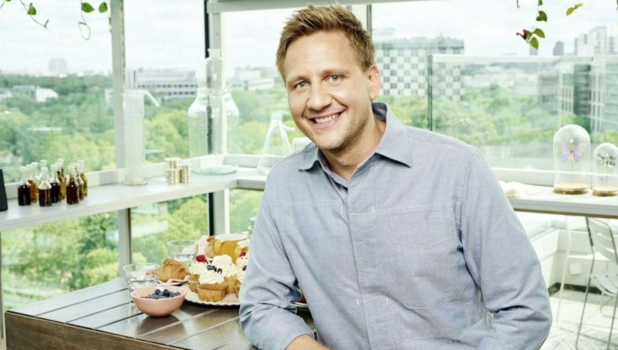 Lukas Haunerland, hier lächelnd bei einem Fototermin für die beliebte Morgen-Show, ist Sänger und TV-Moderator beim Sat.1-„Frühstücksfernsehen“.