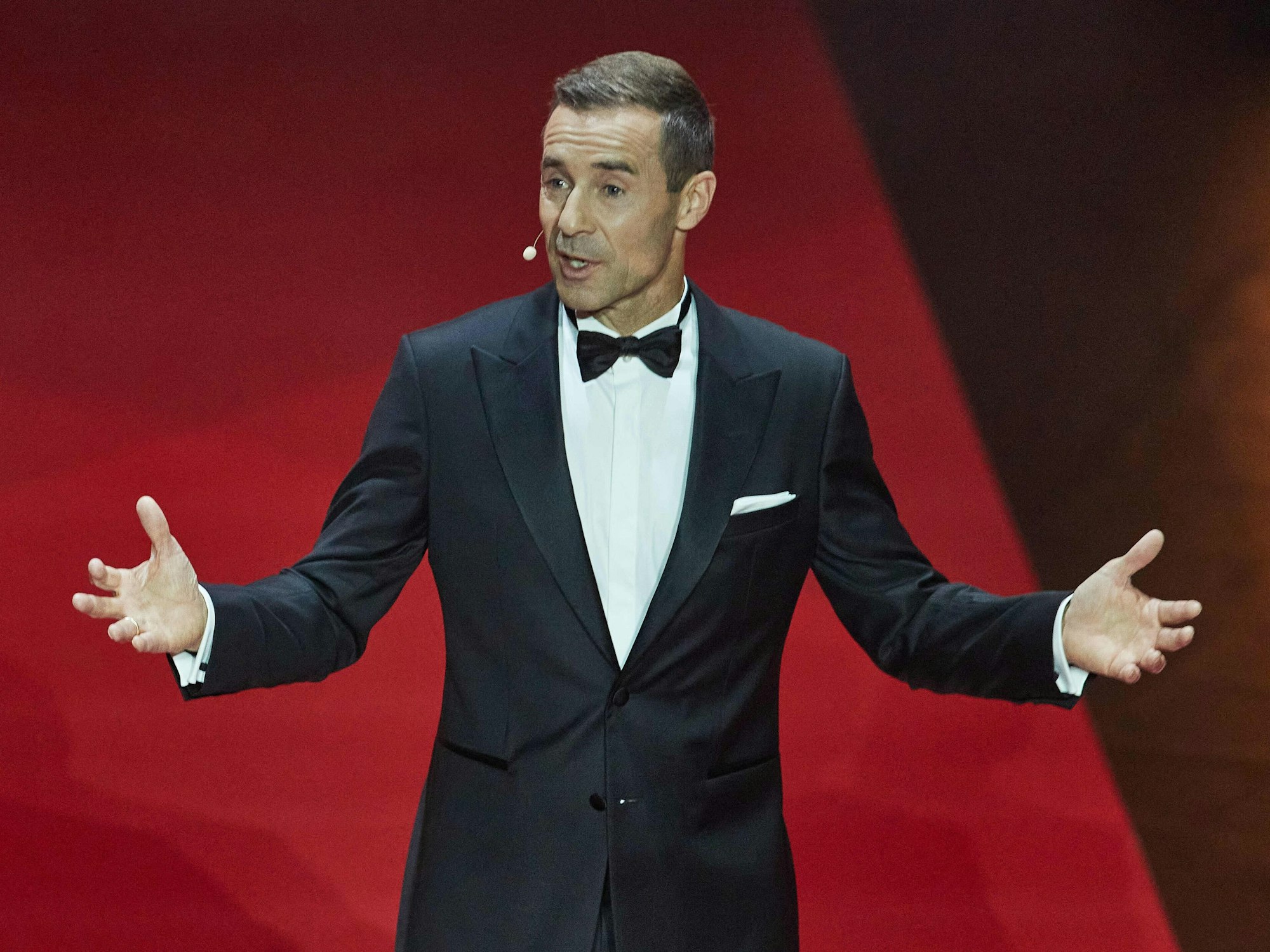 Kai Pflaume, Moderator, steht während der Verleihung der "Goldenen Bild der Frau" im Stage Theater Neue Flora auf der Bühne.