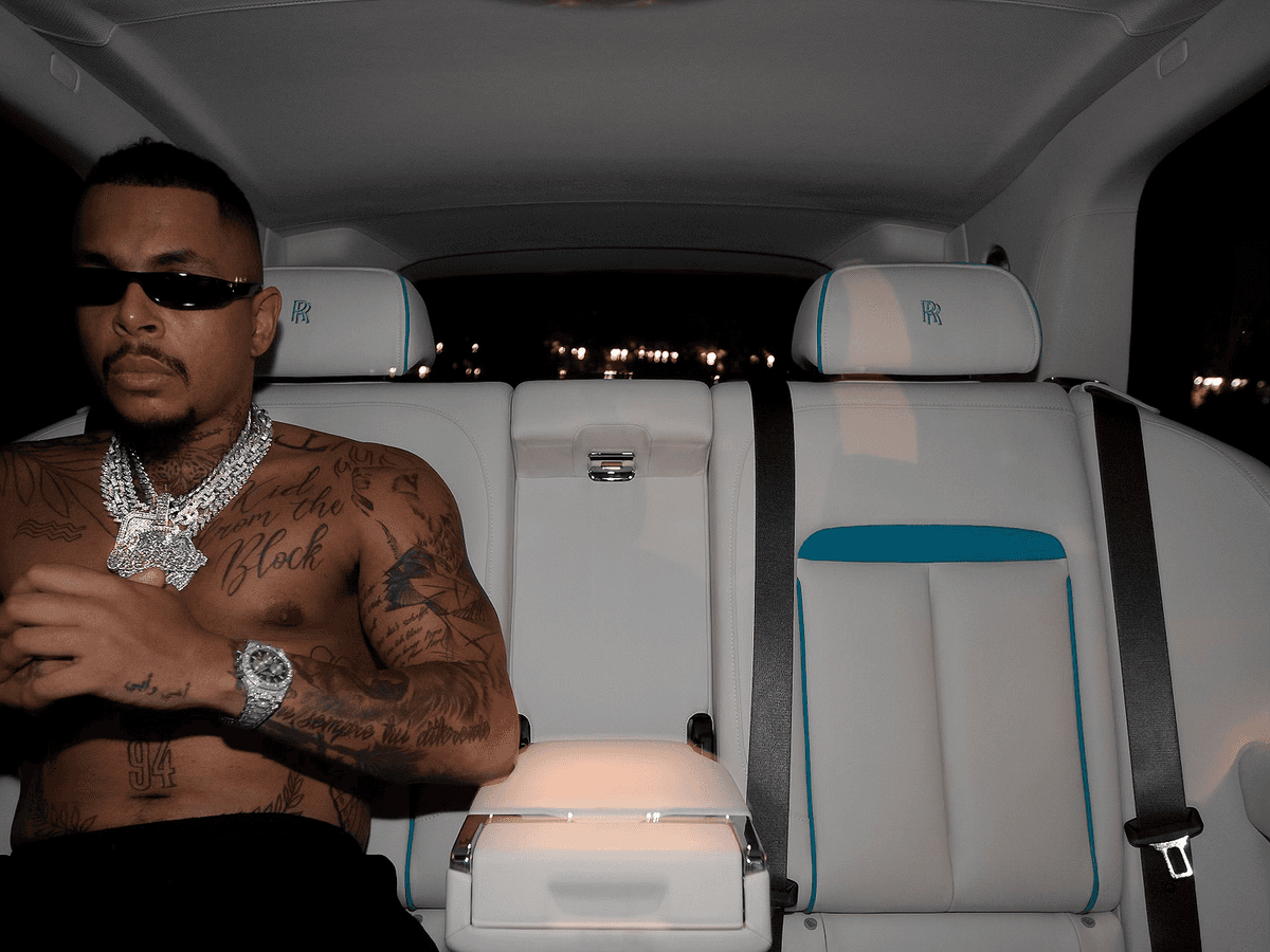 Luciano sitzt in seinem Auto.