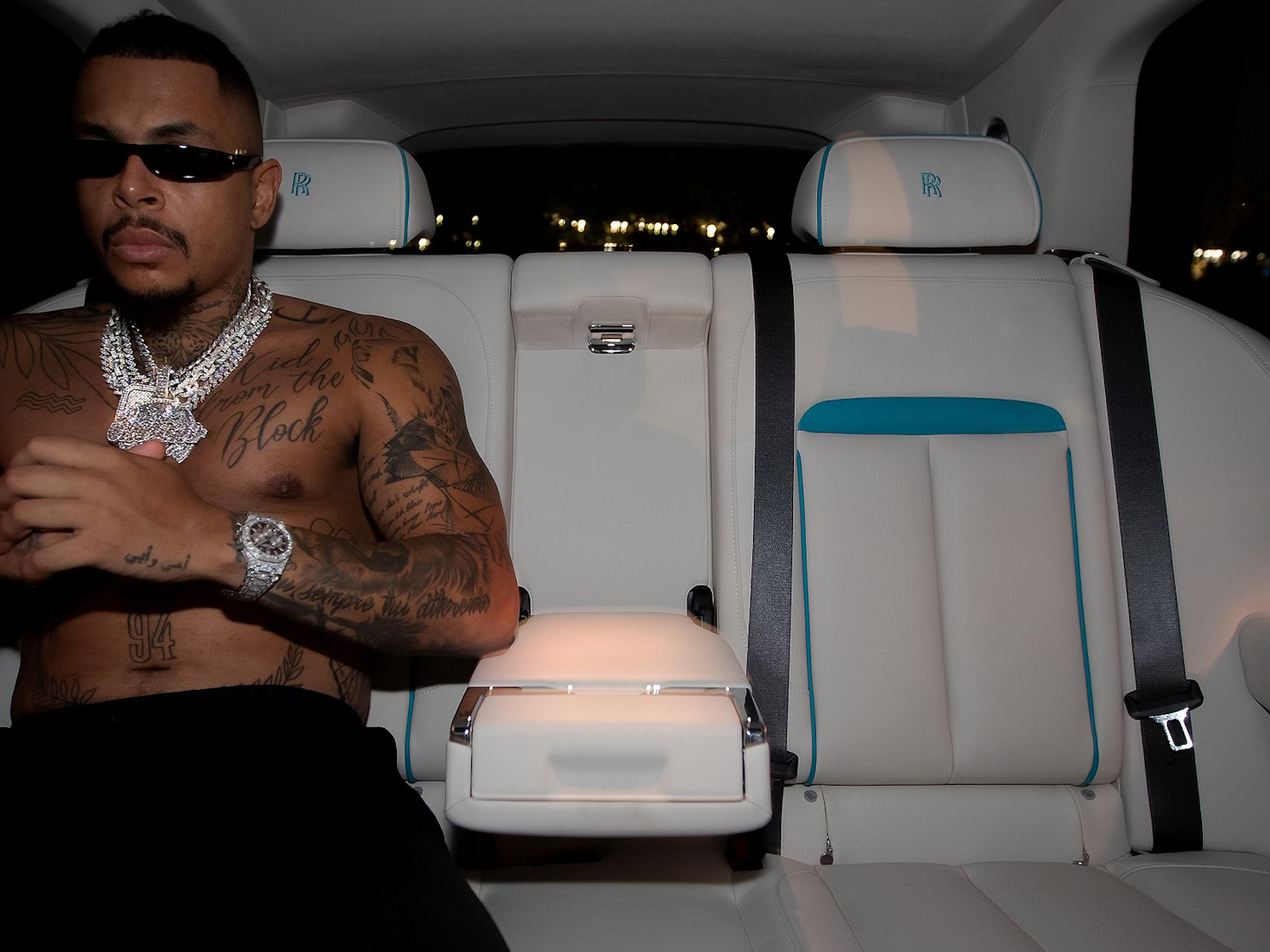 Luciano sitzt in seinem Auto.