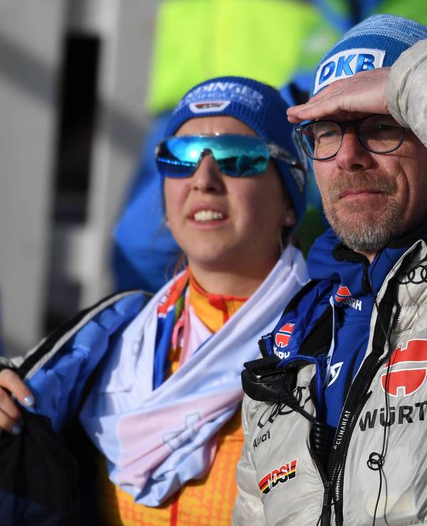 Franziska Preuß und Stefan Schwarzbach verfolgen die Biathlon-Wettkämpfe.