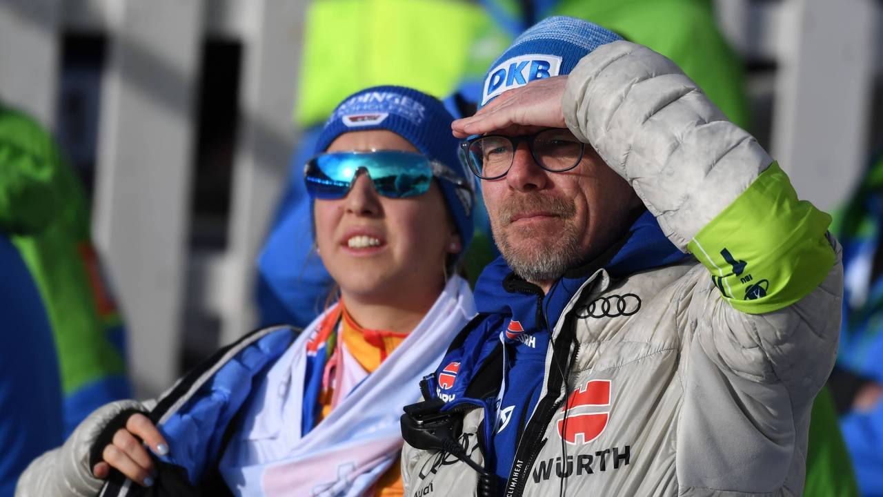 Franziska Preuß und Stefan Schwarzbach verfolgen die Biathlon-Wettkämpfe.