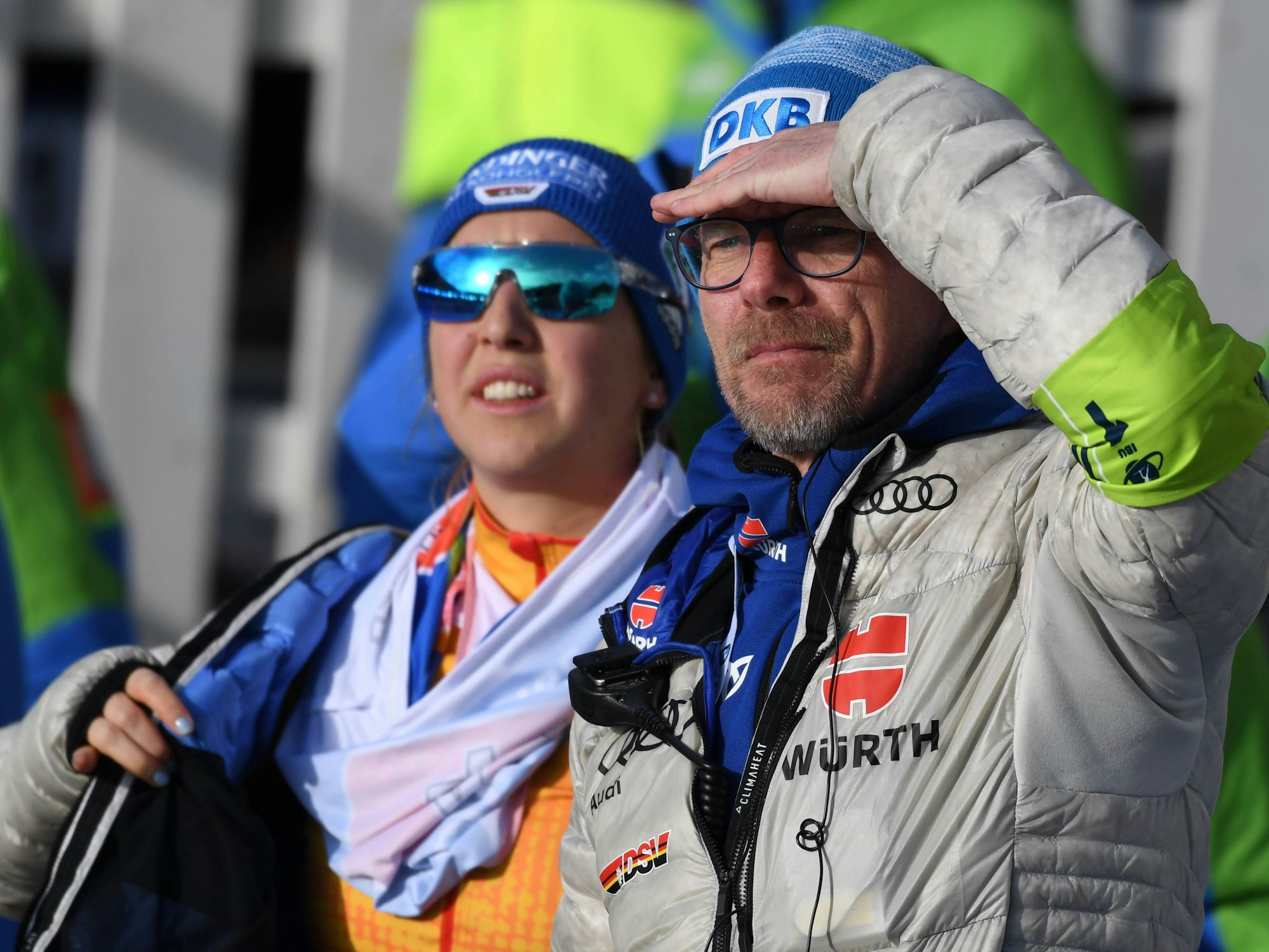 Franziska Preuß und Stefan Schwarzbach verfolgen die Biathlon-Wettkämpfe.