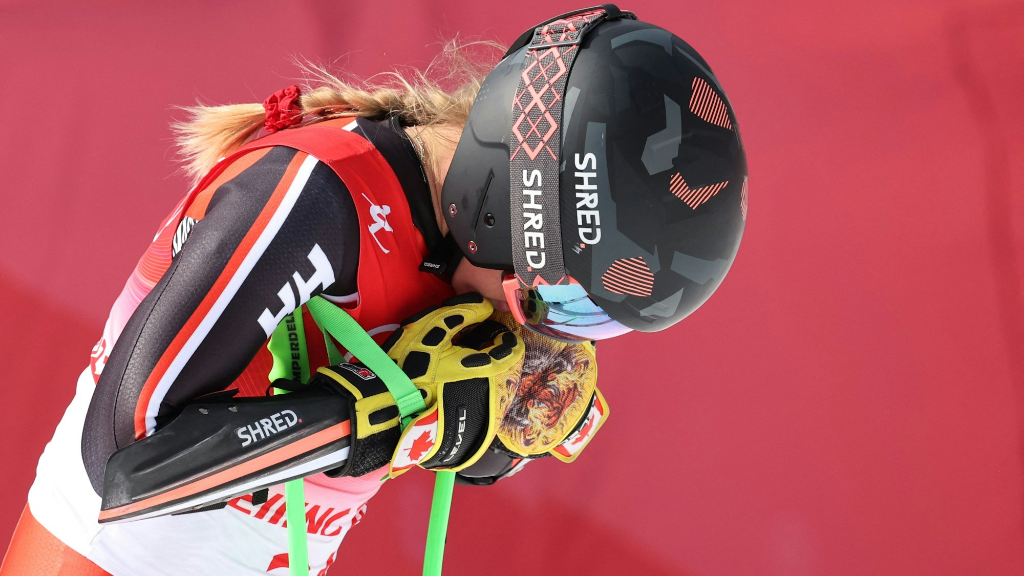 Roni Remme bei den Olympischen Spielen in Peking im Zielbereich nach dem Super-G der Frauen.