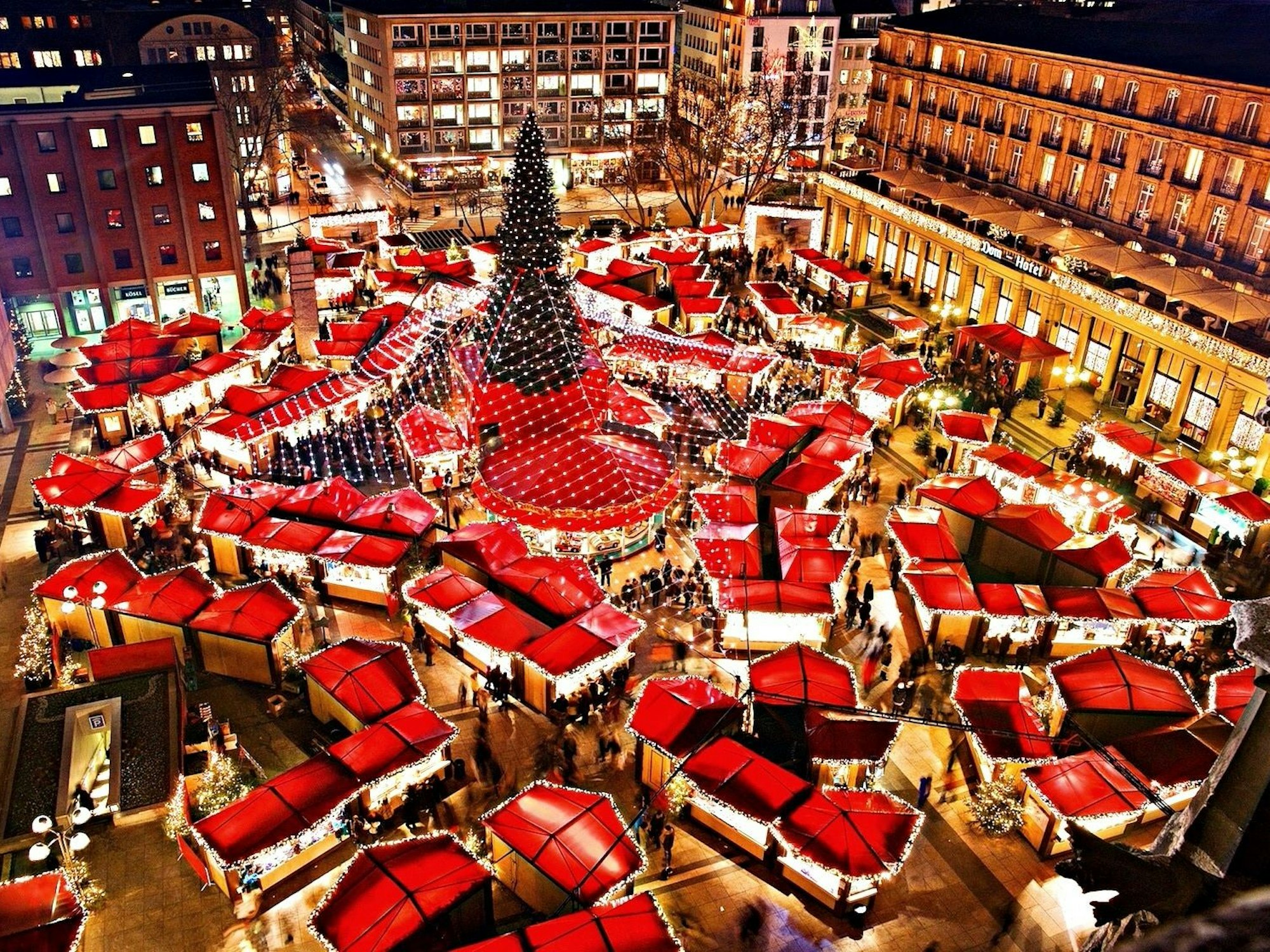 In der Mitte des Roncalliplatzes am Kölner Dom funkelt ein Lichtermeer.