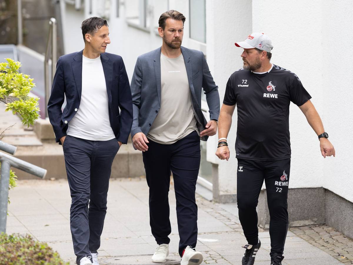 Christian Keller, Thomas Kessler und Steffen Baumgart gehen zum Trainingsplatz des 1. FC Köln am Geißbockheim.