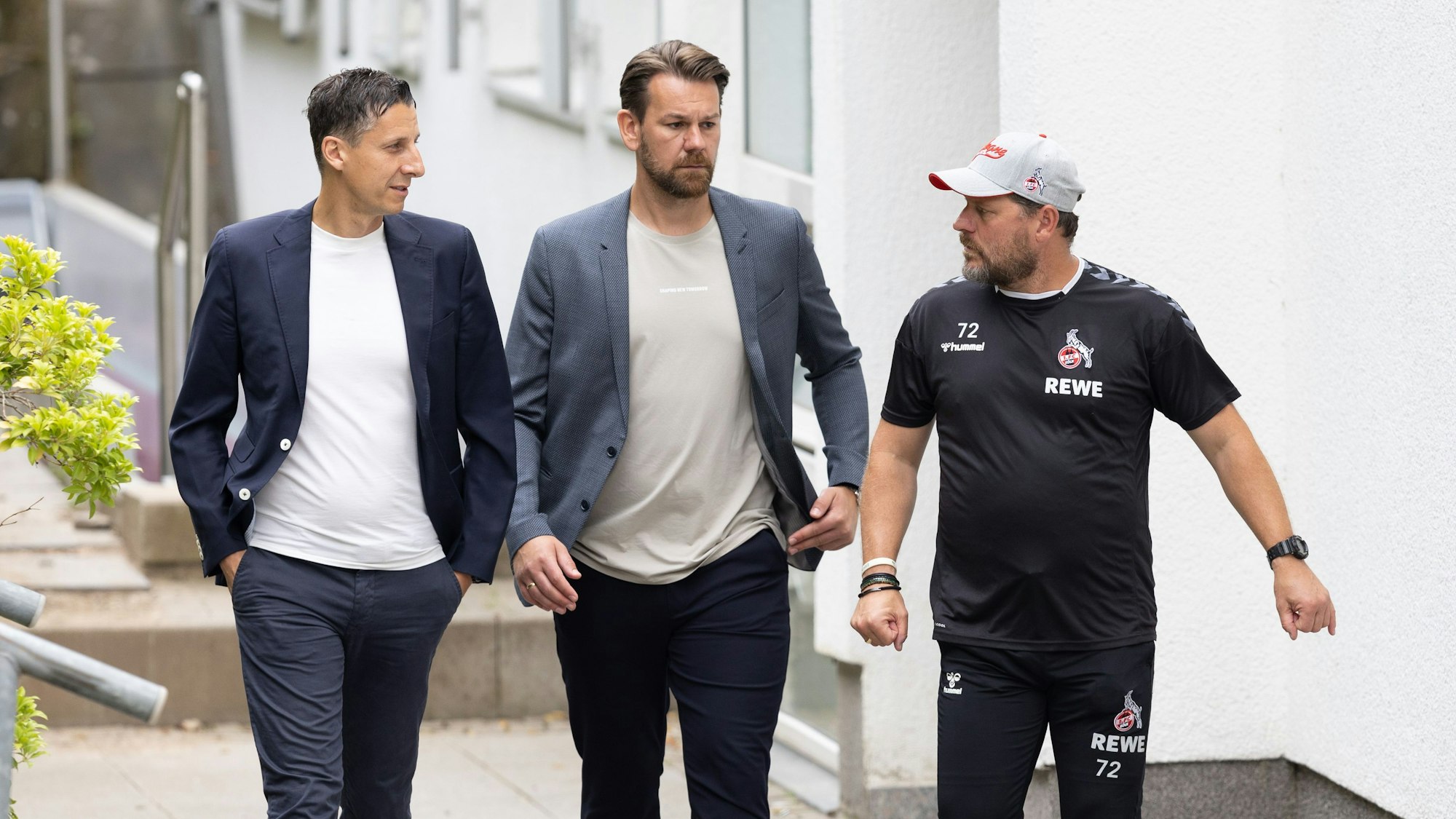 Christian Keller, Thomas Kessler und Steffen Baumgart gehen zum Trainingsplatz des 1. FC Köln am Geißbockheim.