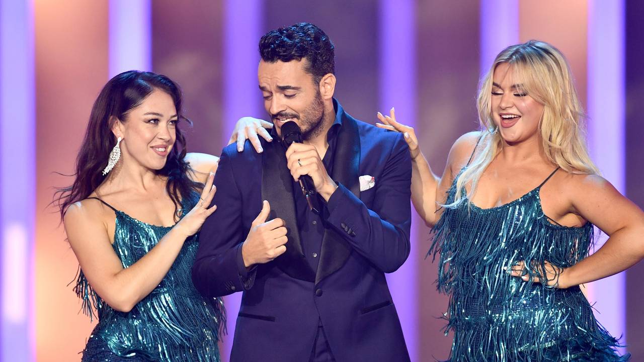 Giovanni Zarrella tritt bei der Verleihung vom Deutschen Fernsehpreis 2022 auf.