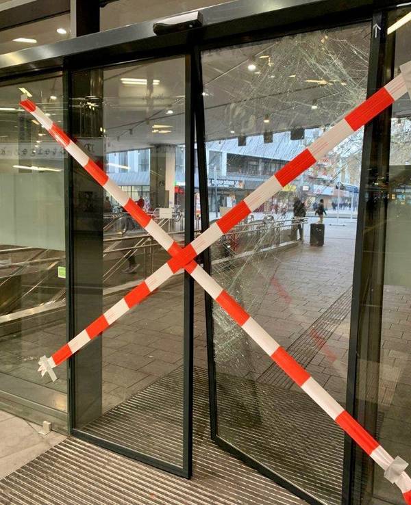 Eine zerstörte Glastür im Bahnhof Gelsenkirchen.