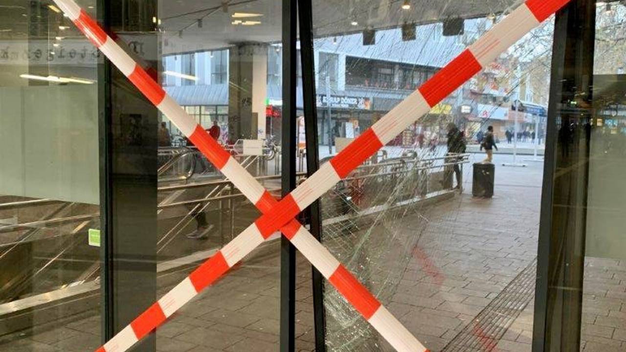 Eine zerstörte Glastür im Bahnhof Gelsenkirchen.