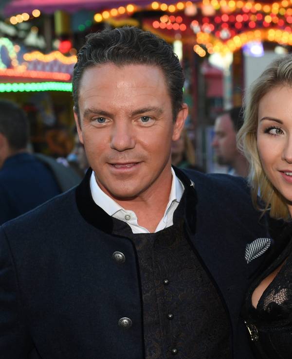 Zu sehen sind das baldige Ex-Ehepaar Stefan und Anna-Carina Mross auf dem Oktoberfest 2018.