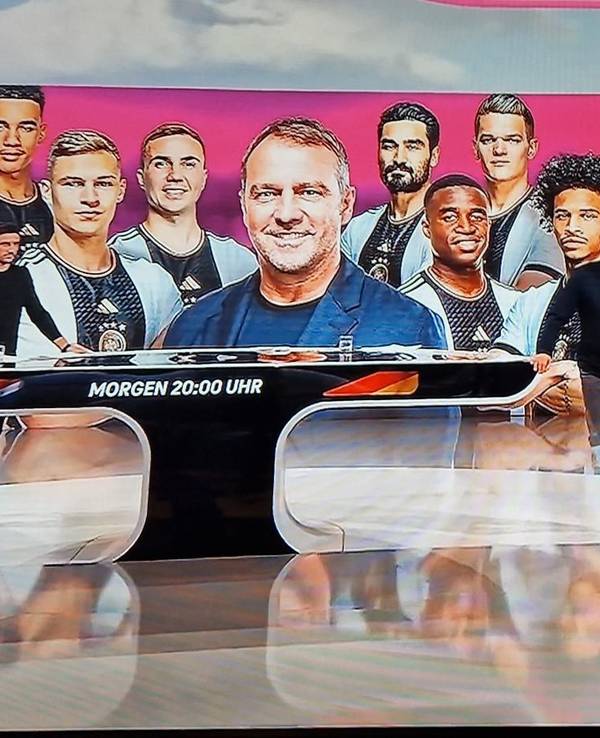 Oliver Bierhoff (r.) während einer Live-Schalte bei MagentaTV am 30. November 2022. Johannes B. Kerner interviewt ihn, Experte Lars Stindl steht daneben. Screenshot aufgenommen von MagentaTV
