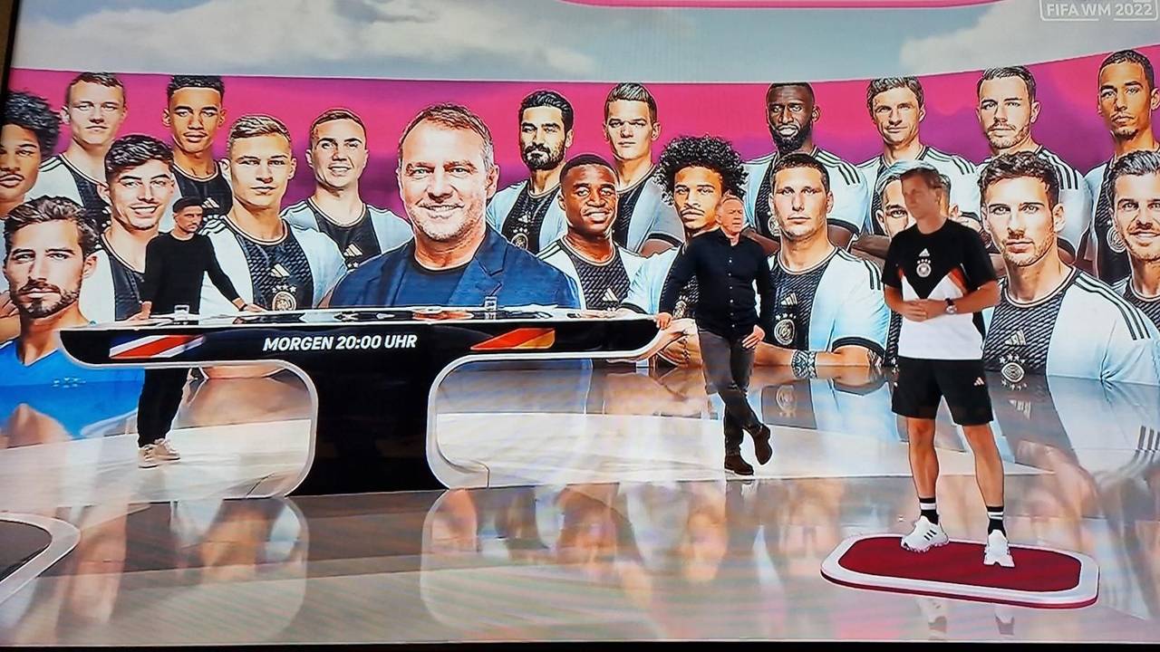 Oliver Bierhoff (r.) während einer Live-Schalte bei MagentaTV am 30. November 2022. Johannes B. Kerner interviewt ihn, Experte Lars Stindl steht daneben. Screenshot aufgenommen von MagentaTV