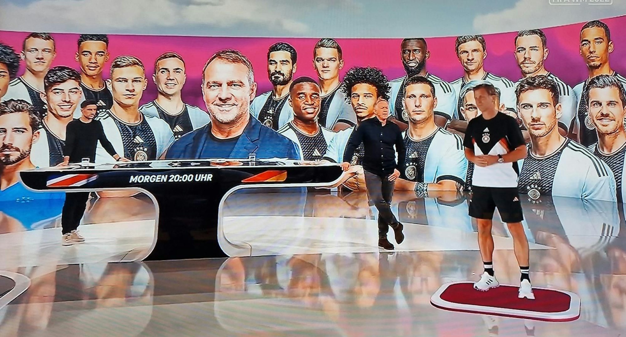 Oliver Bierhoff (r.) während einer Live-Schalte bei MagentaTV am 30. November 2022. Johannes B. Kerner interviewt ihn, Experte Lars Stindl steht daneben. Screenshot aufgenommen von MagentaTV