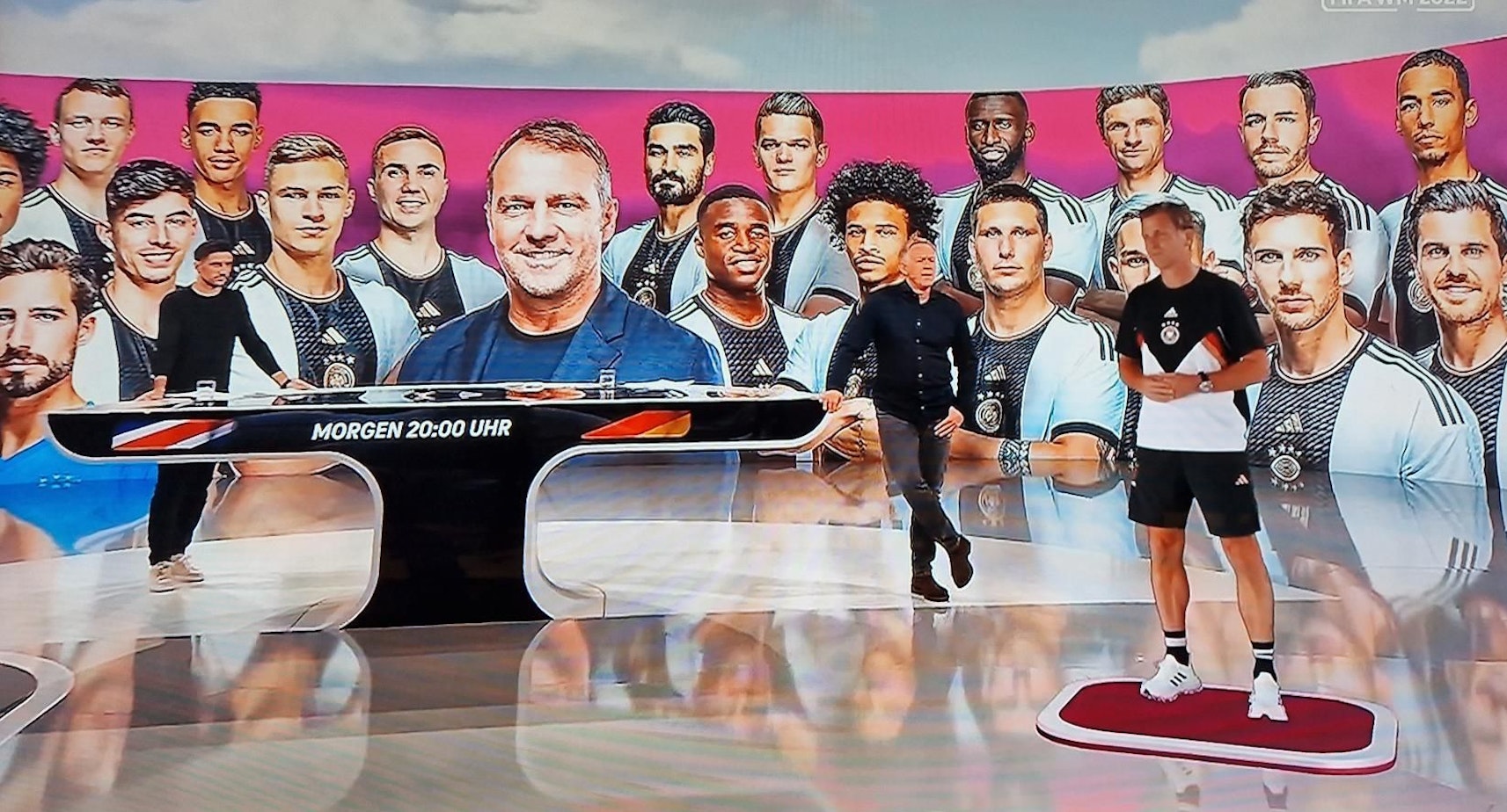 Oliver Bierhoff (r.) während einer Live-Schalte bei MagentaTV am 30. November 2022. Johannes B. Kerner interviewt ihn, Experte Lars Stindl steht daneben. Screenshot aufgenommen von MagentaTV