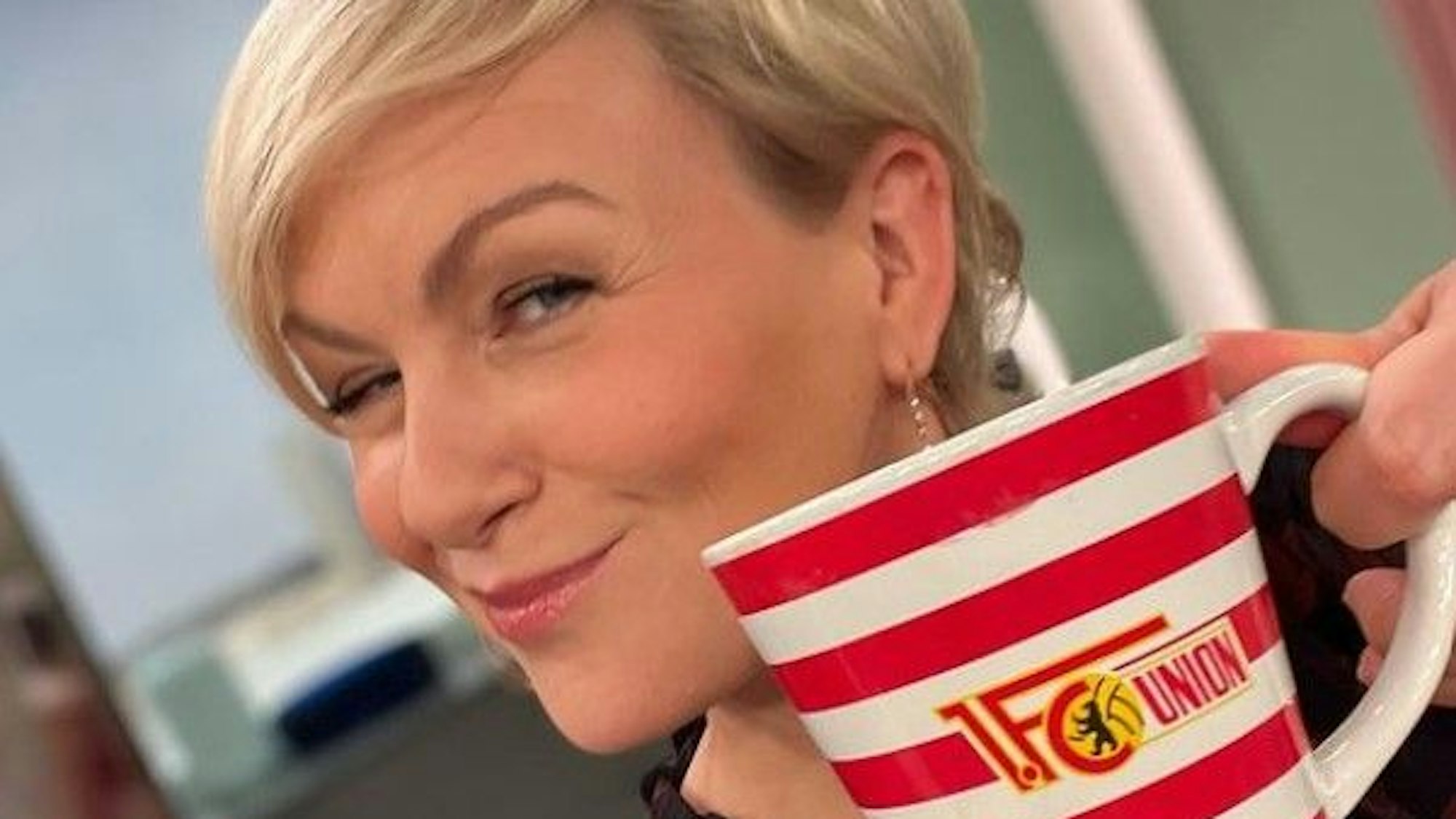 Moderatorin Karen Heinrichs, hier auf einem Instagram-Selfie vom 31. Oktober, ist immer für einen Spaß zu haben.