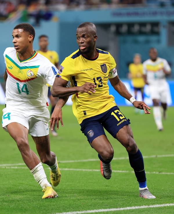 Ismail Jakobs und Enner Valencia kämpfen um den Ball.