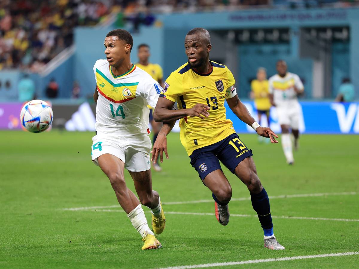 Ismail Jakobs und Enner Valencia kämpfen um den Ball.