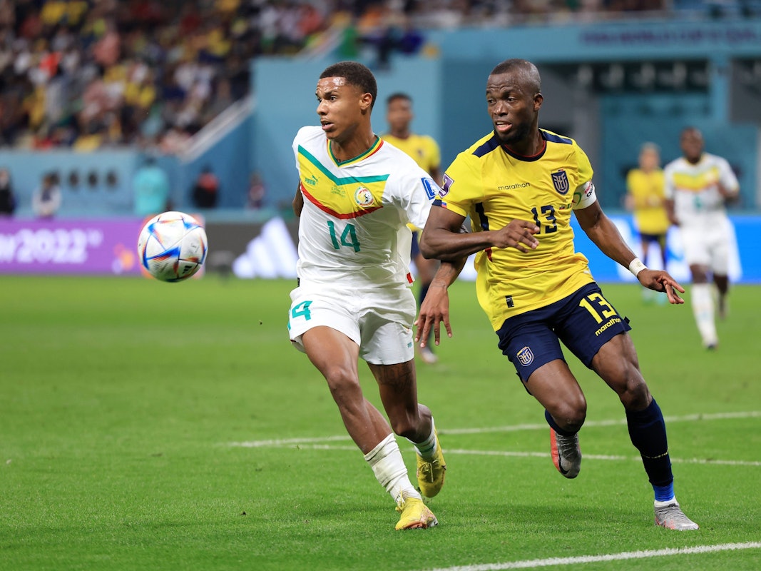Ismail Jakobs und Enner Valencia kämpfen um den Ball.