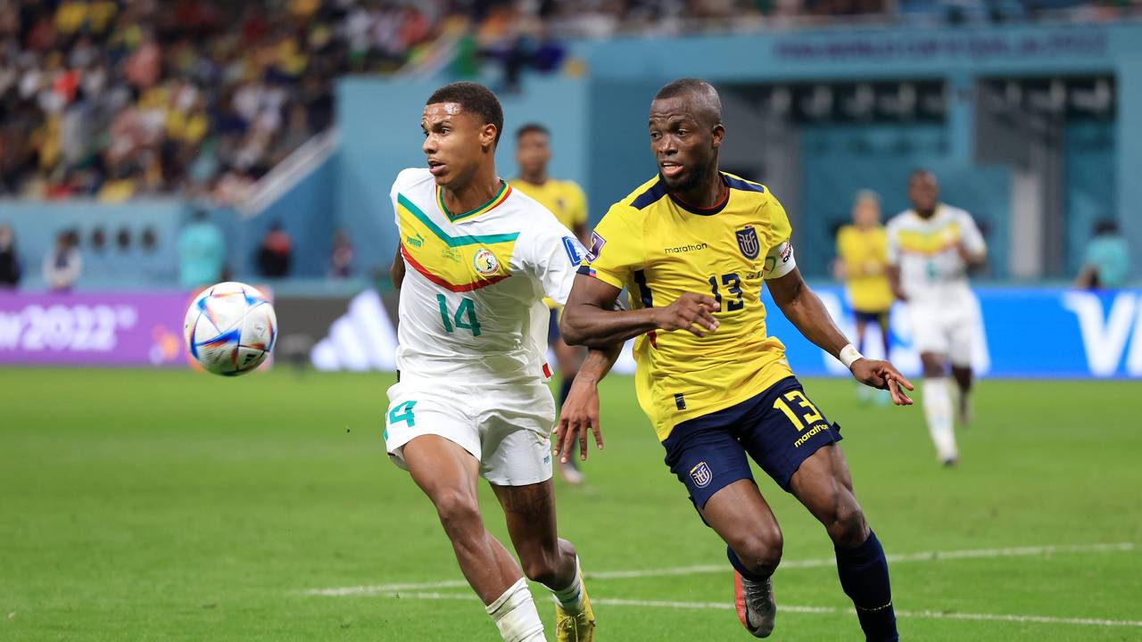 Ismail Jakobs und Enner Valencia kämpfen um den Ball.
