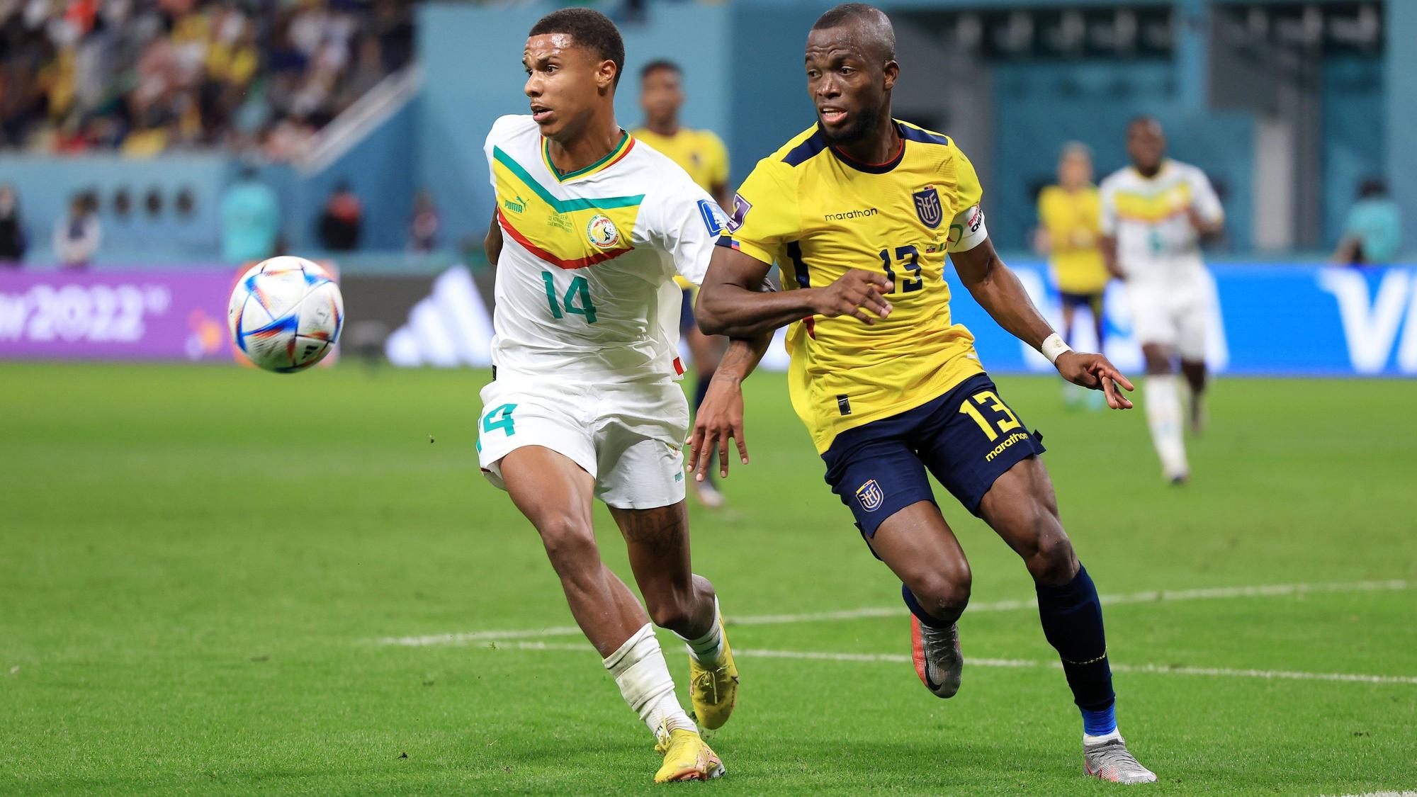 Ismail Jakobs und Enner Valencia kämpfen um den Ball.