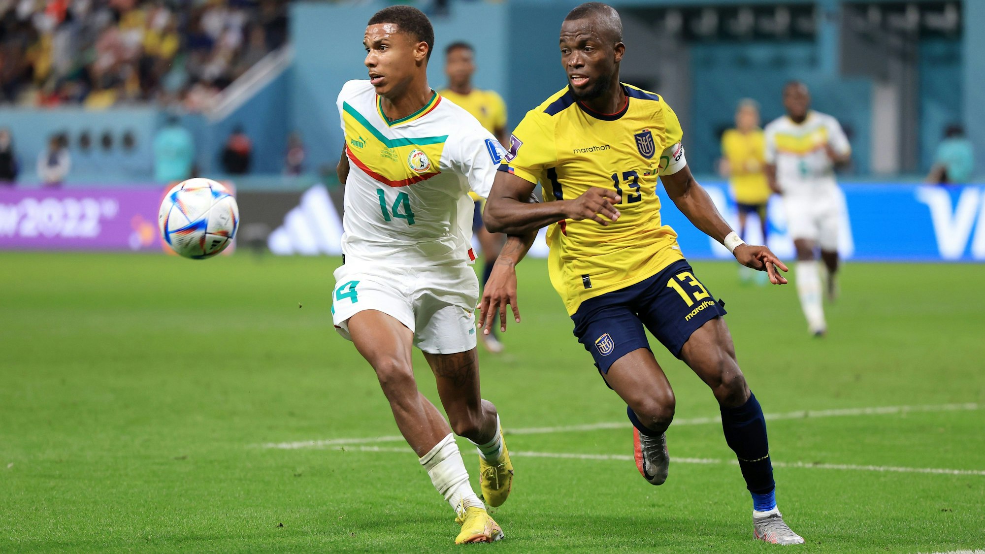 Ismail Jakobs und Enner Valencia kämpfen um den Ball.