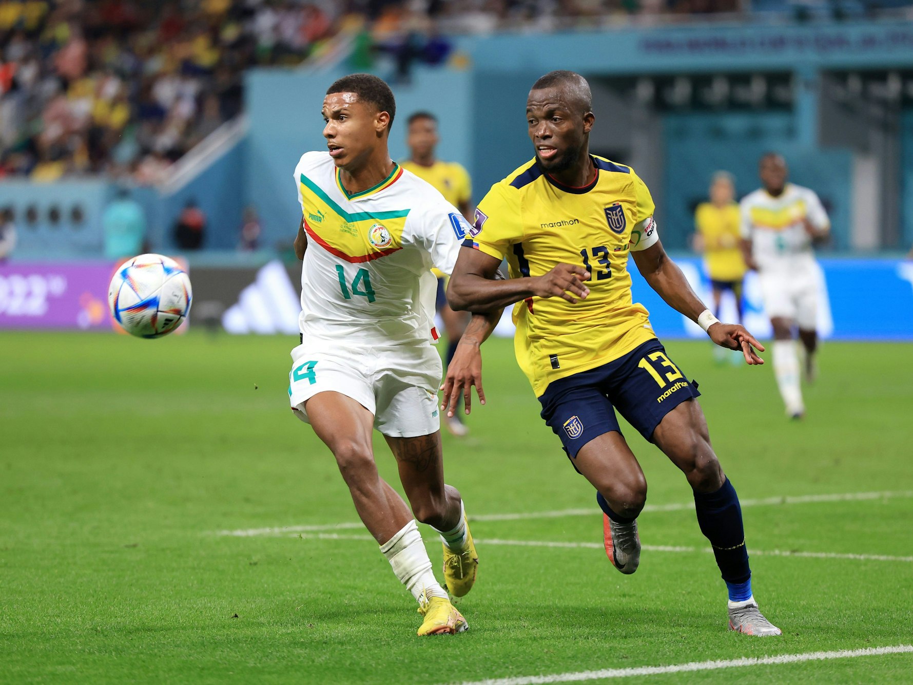 Ismail Jakobs und Enner Valencia kämpfen um den Ball.