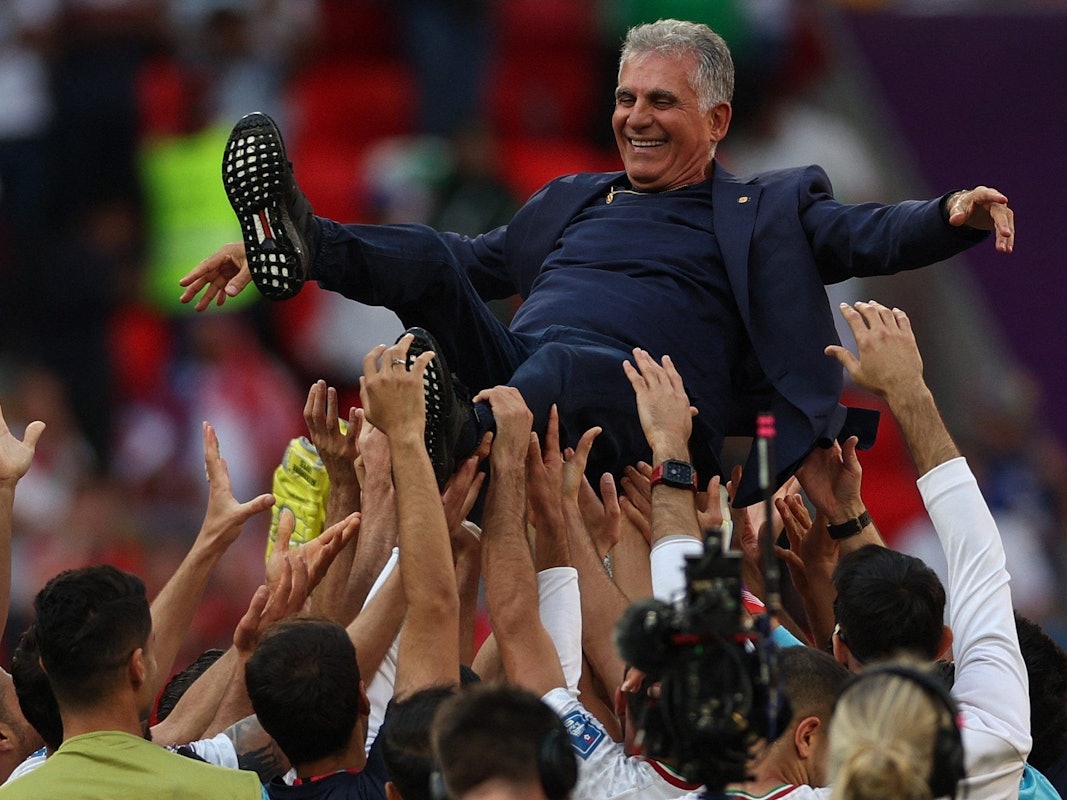 Iran-Trainer Carlos Queiroz wird von seinen Spielern auf Händen getragen.