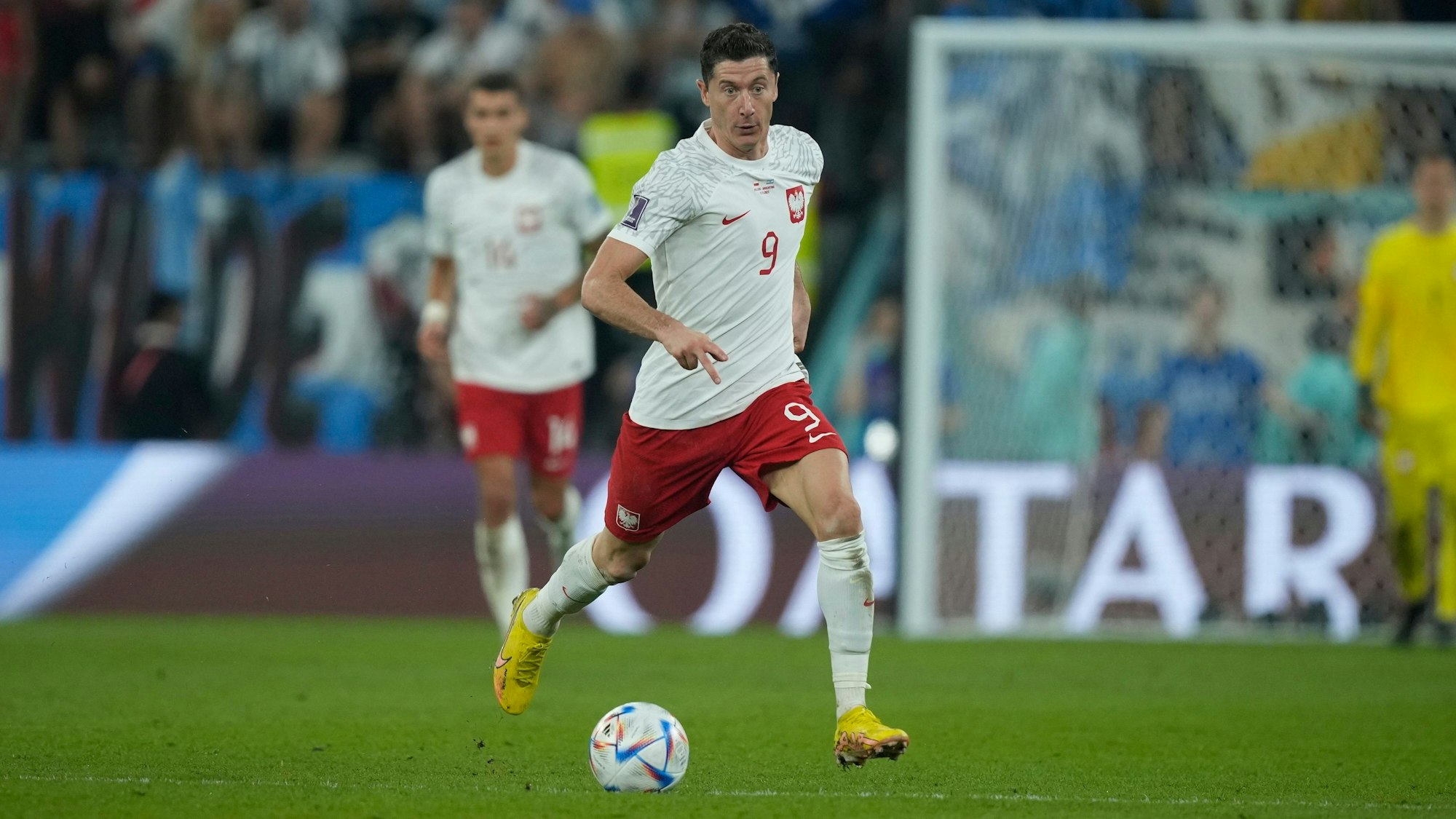 Robert Lewandowski führt im WM-Spiel gegen Argentinien den Ball.