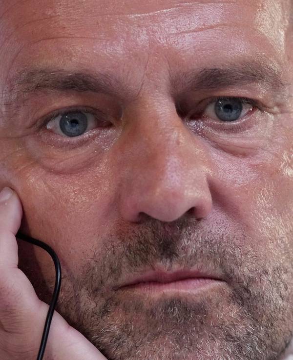 Hansi Flick beantwortet Fragen bei der Pressekonferenz.
