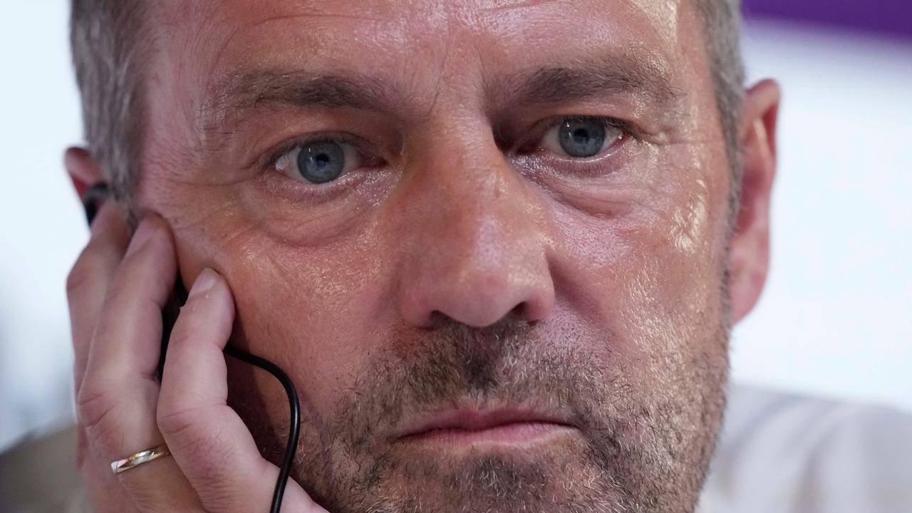 Hansi Flick beantwortet Fragen bei der Pressekonferenz.