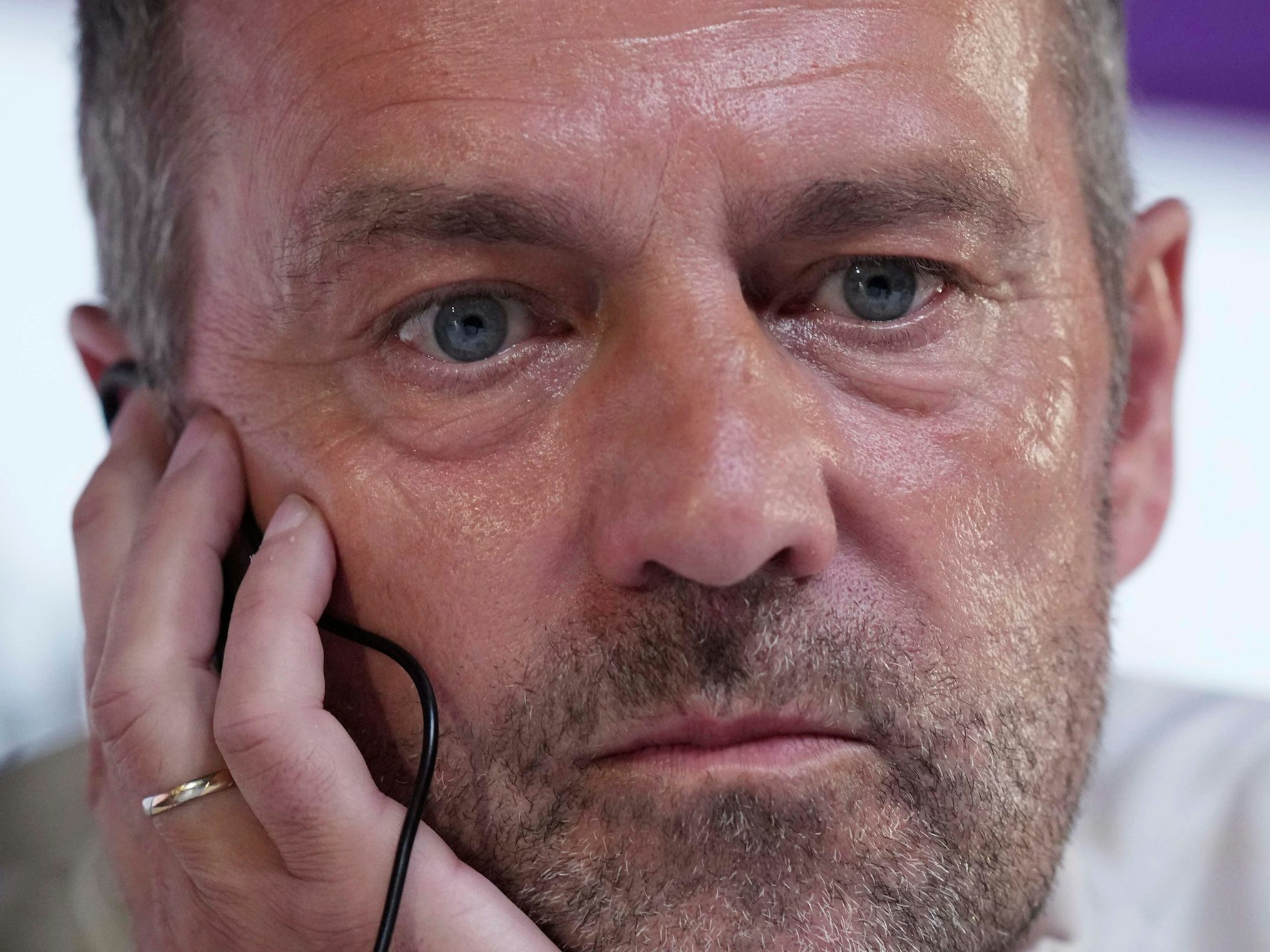 Hansi Flick beantwortet Fragen bei der Pressekonferenz.