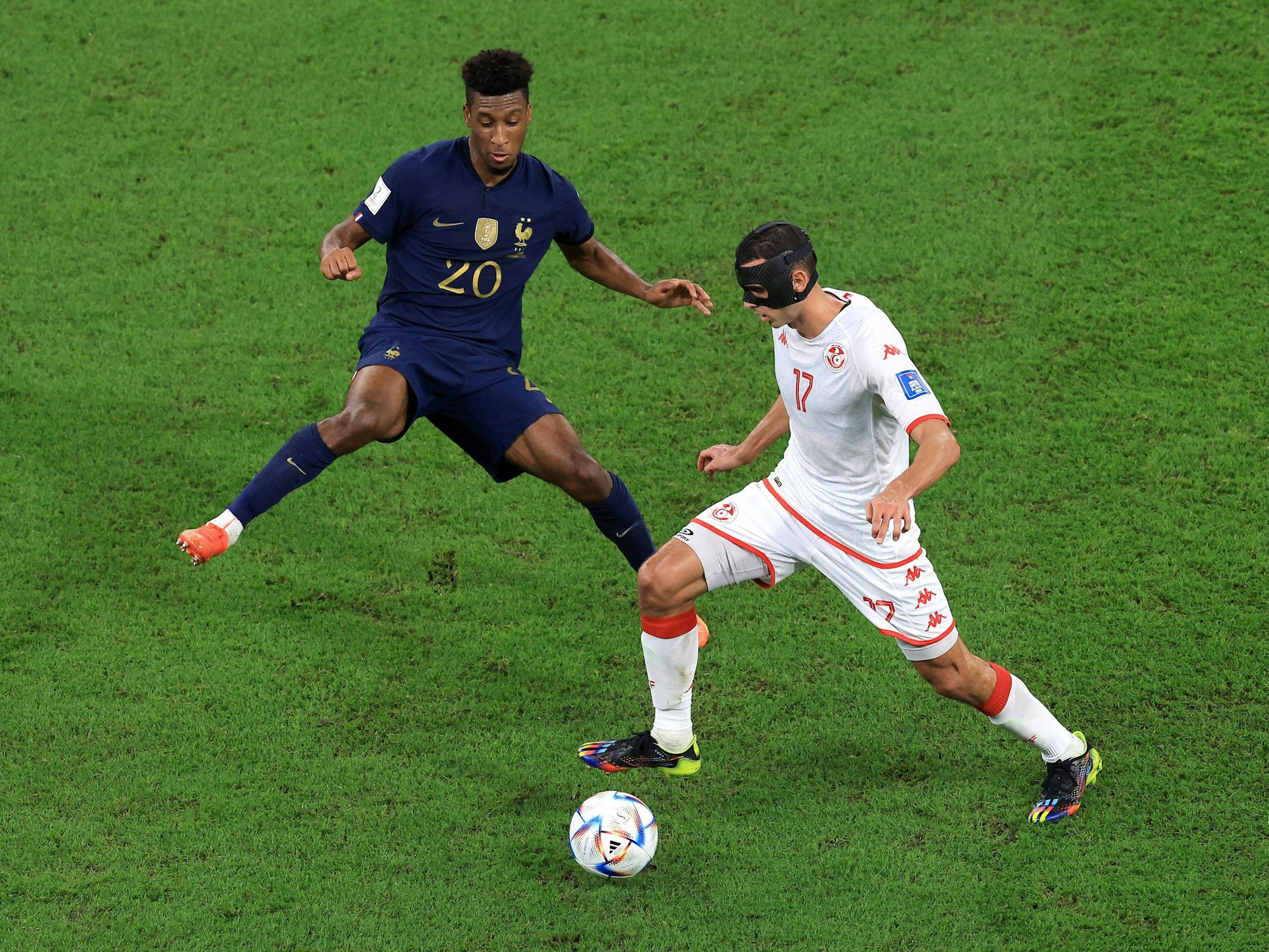 Ellyes Skhiri im Zweikampf mit Kingsley Coman.