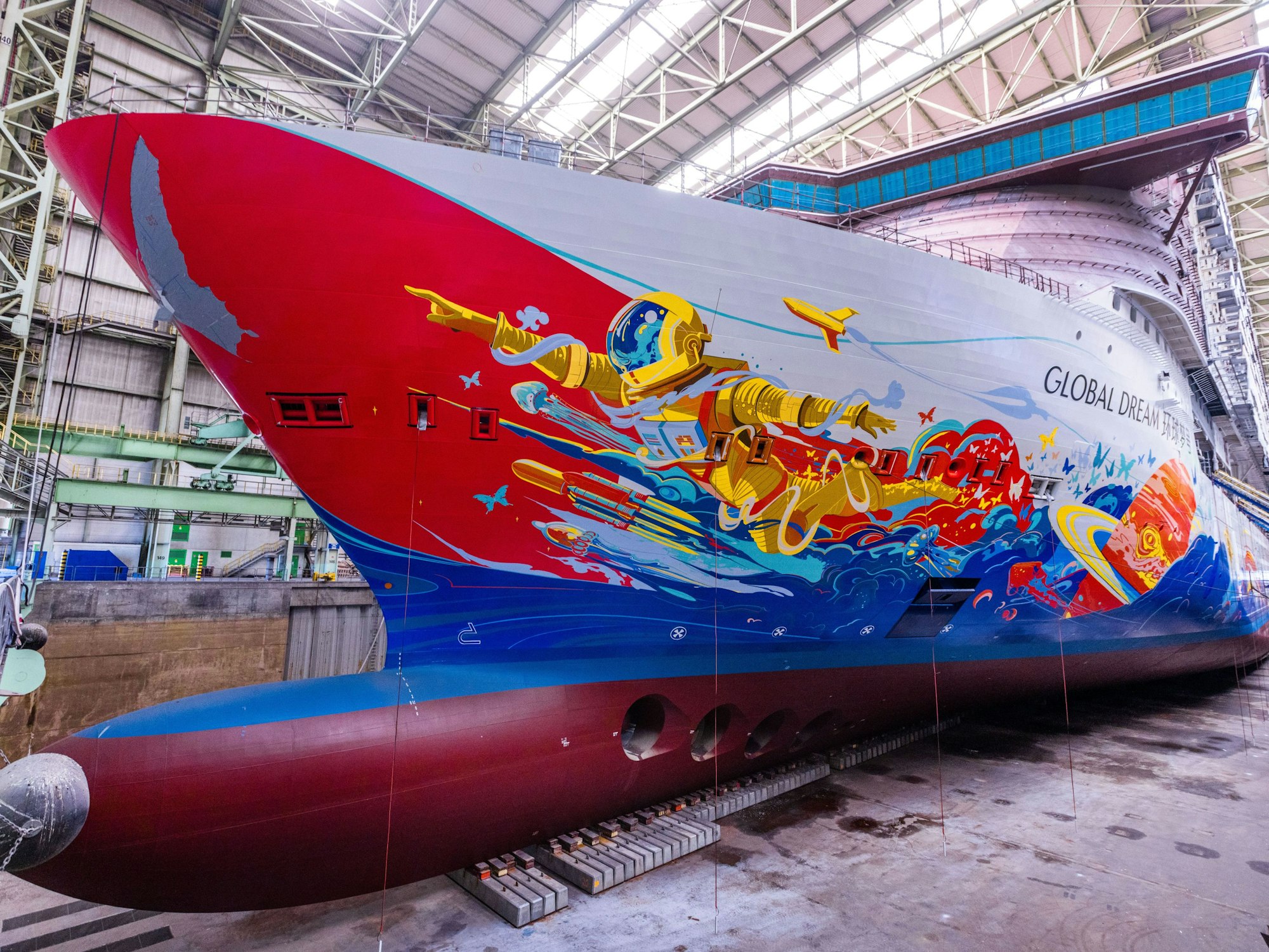 Das im Bau befindlichen Kreuzfahrtschiff „Global Dream“ (auch als „Global One“ bekannt) liegt im August 2022 im Baudock der ansonsten leeren Schiffbauhalle der ehemaligen MV-Werft.