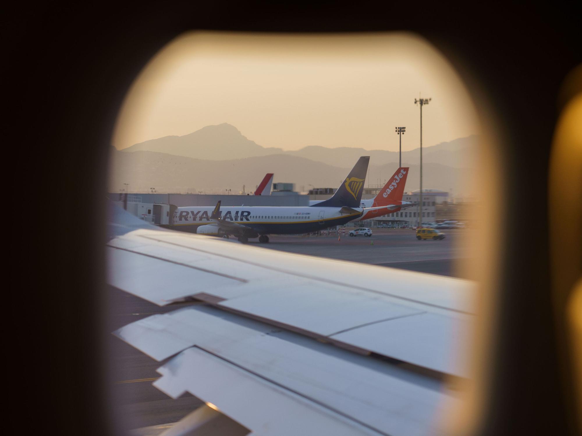 Eine Ryanair-Maschine und eine Maschine von EasyJet stehen auf dem Vorfeld.