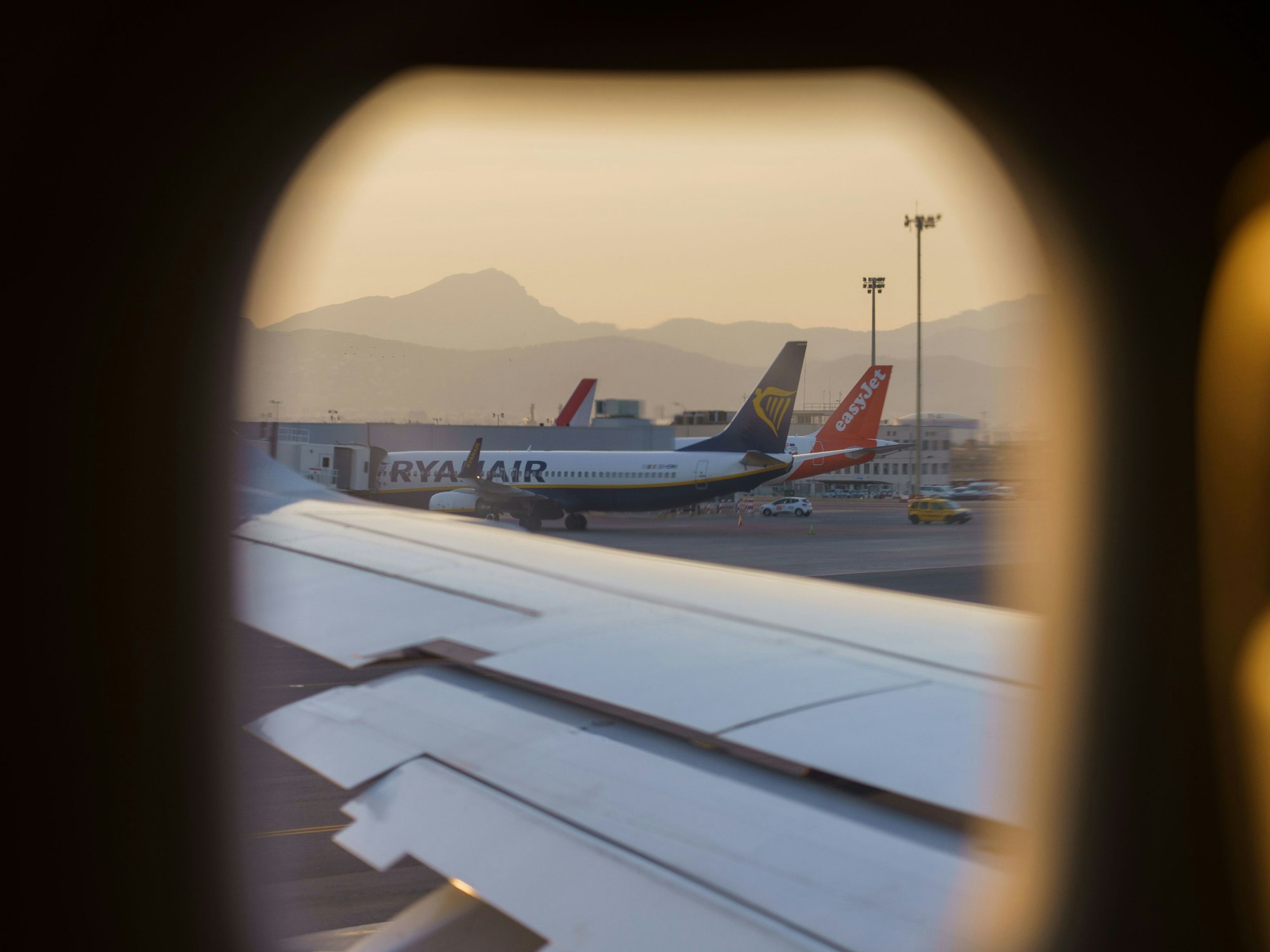 Eine Ryanair-Maschine und eine Maschine von EasyJet stehen auf dem Vorfeld.