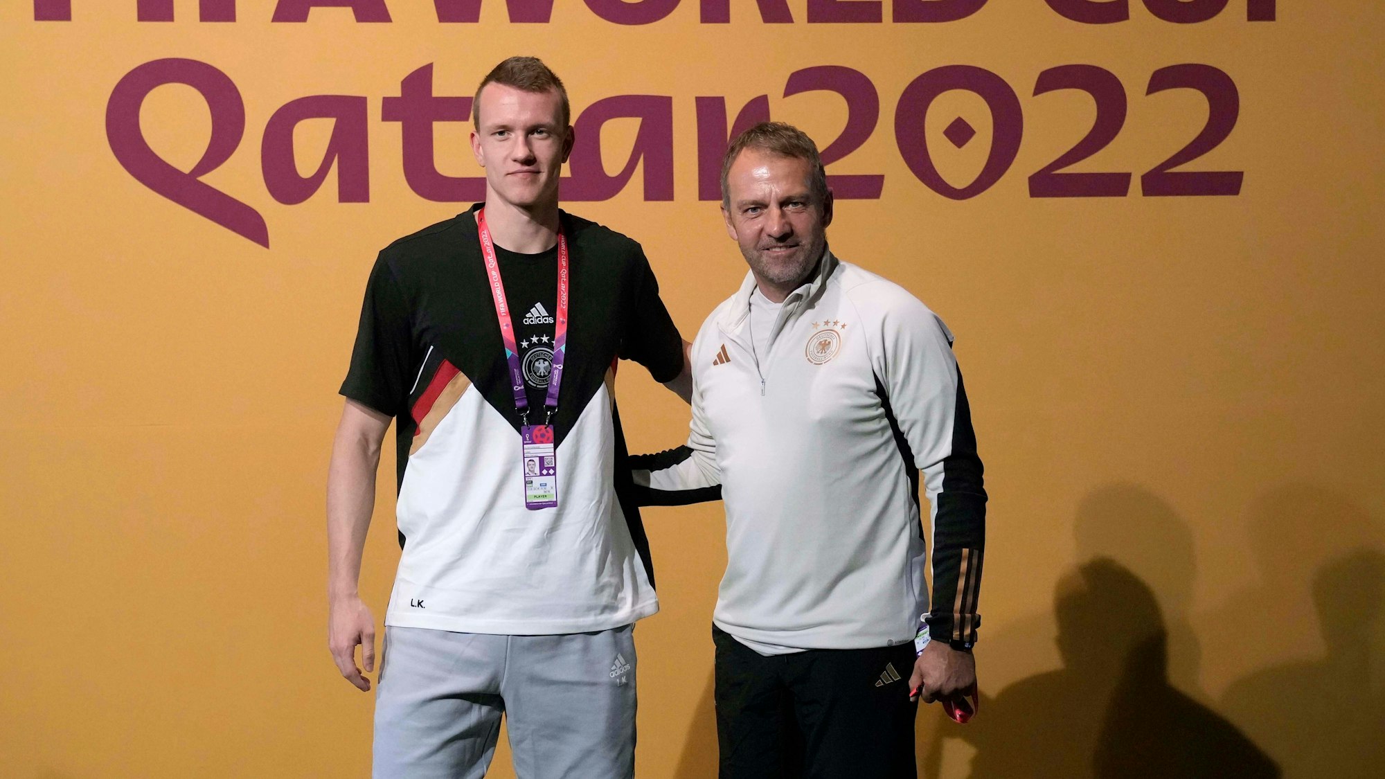 Hansi Flick und Lukas Klostermann erscheinen zur Pressekonferenz.