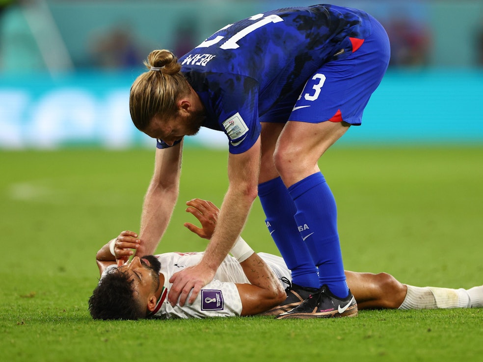 Tim Ream (oben) von den USA und Irans Ramin Rezaeian sprechen nach dem Spiel bei der WM 2022.