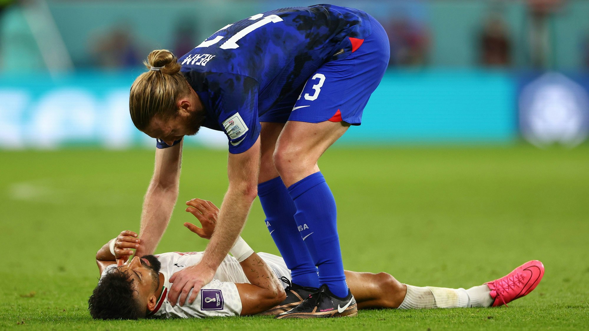 Tim Ream (oben) von den USA und Irans Ramin Rezaeian sprechen nach dem Spiel bei der WM 2022.