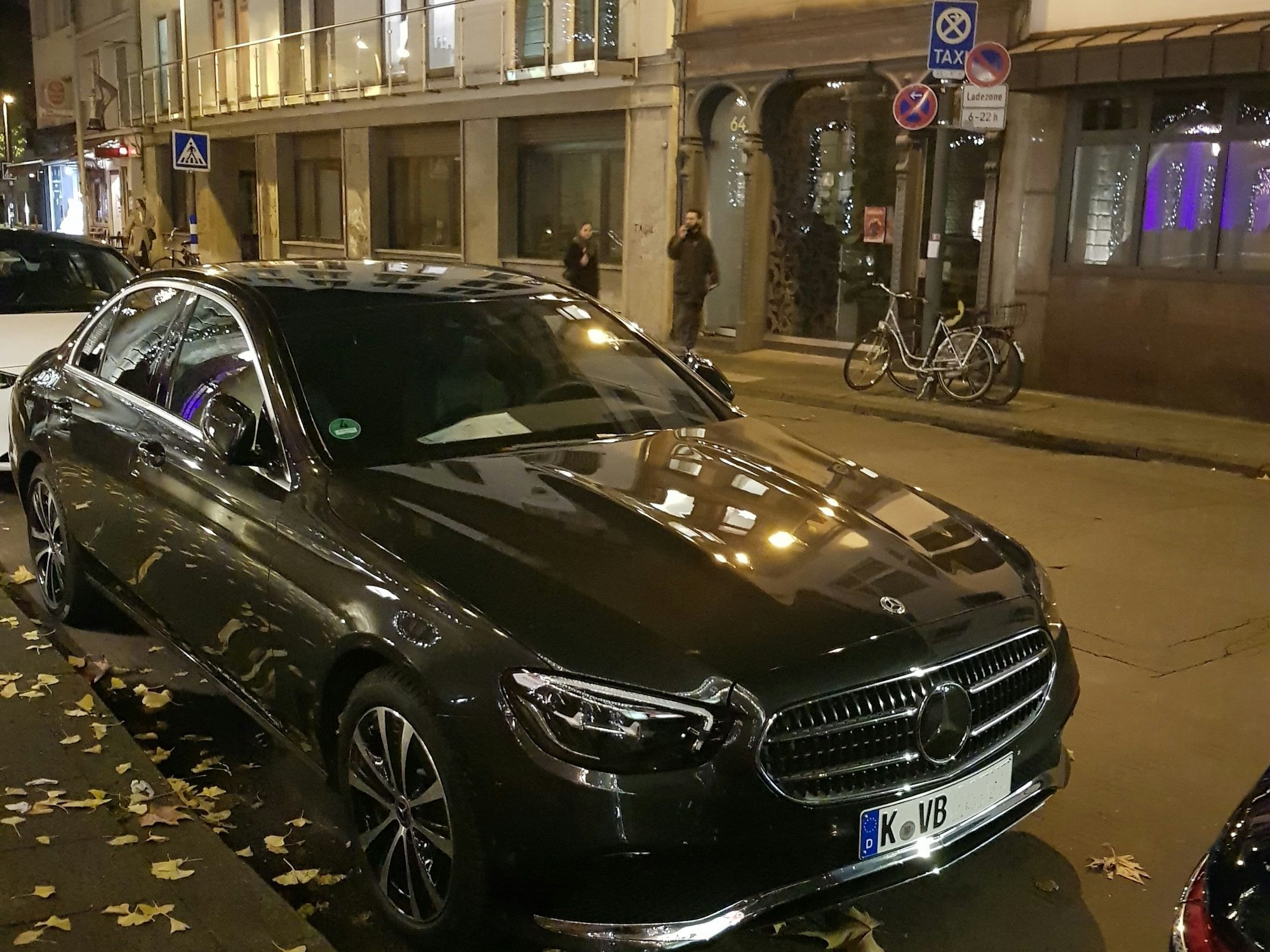 Ein Audi und ein Mercedes standen am Freitag, 25. November 2022, im Halteverbot - allerdings lag in den Autos eine Genehmigung der Stadt Köln, die für reichlich Ärger sorgten.