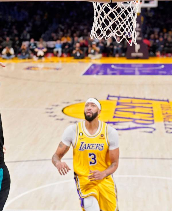 Dennis Schröder versucht, den Ball im Korb zu versenken.