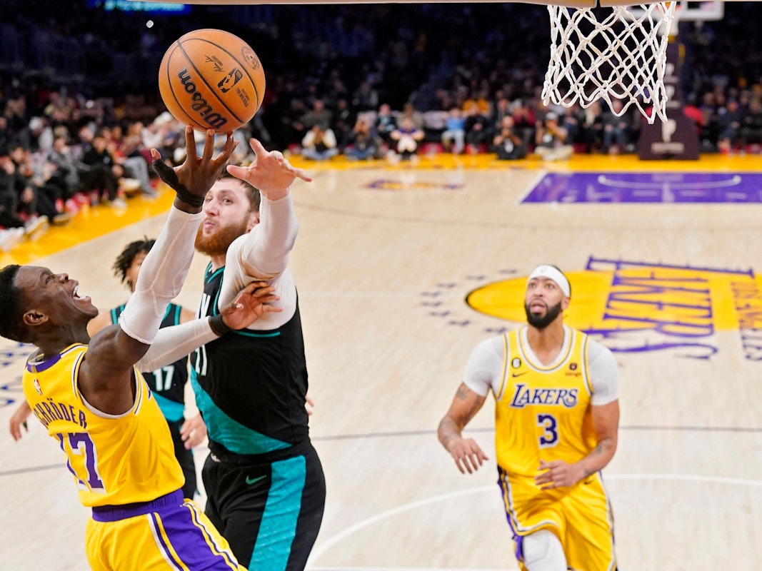 Dennis Schröder versucht, den Ball im Korb zu versenken.