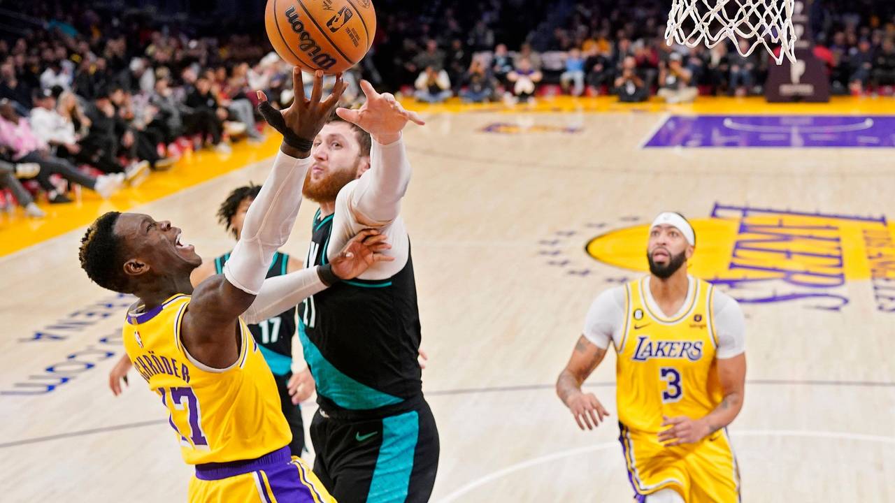Dennis Schröder versucht, den Ball im Korb zu versenken.