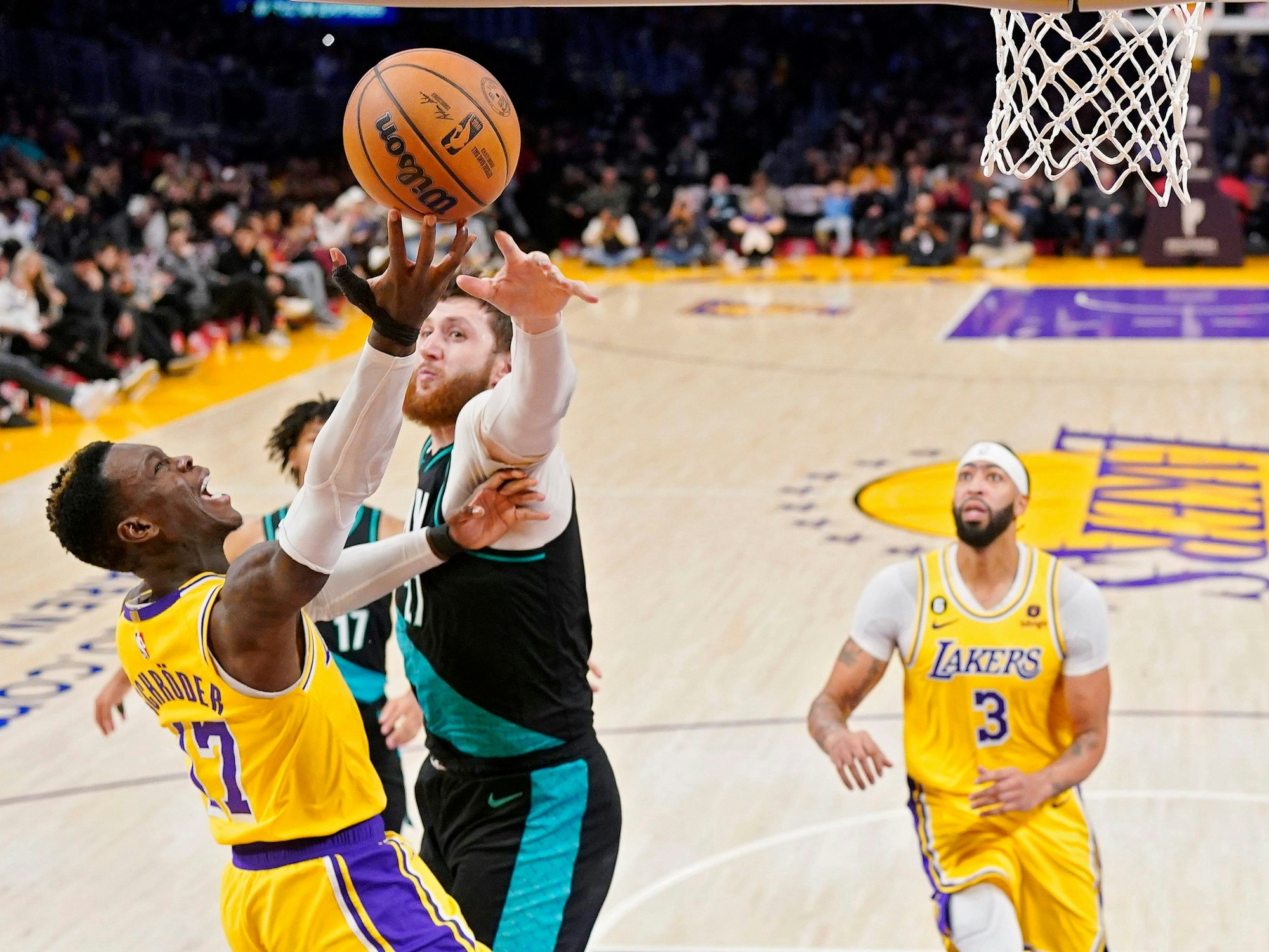 Dennis Schröder versucht, den Ball im Korb zu versenken.