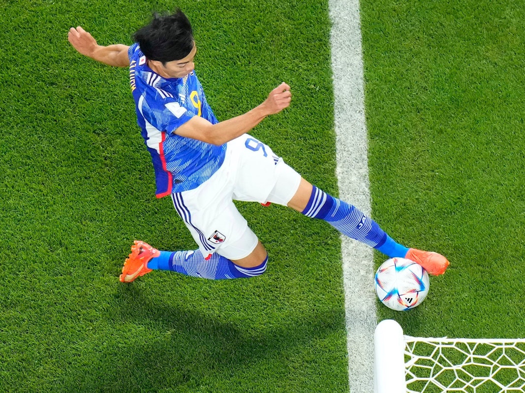 Kaoru Mitoma kratzt den Ball für Japan im WM-Spiel gegen Spanien gerade noch von der Grundlinie