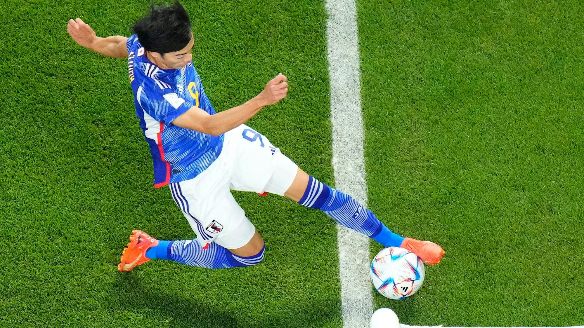 Kaoru Mitoma kratzt den Ball für Japan im WM-Spiel gegen Spanien gerade noch von der Grundlinie