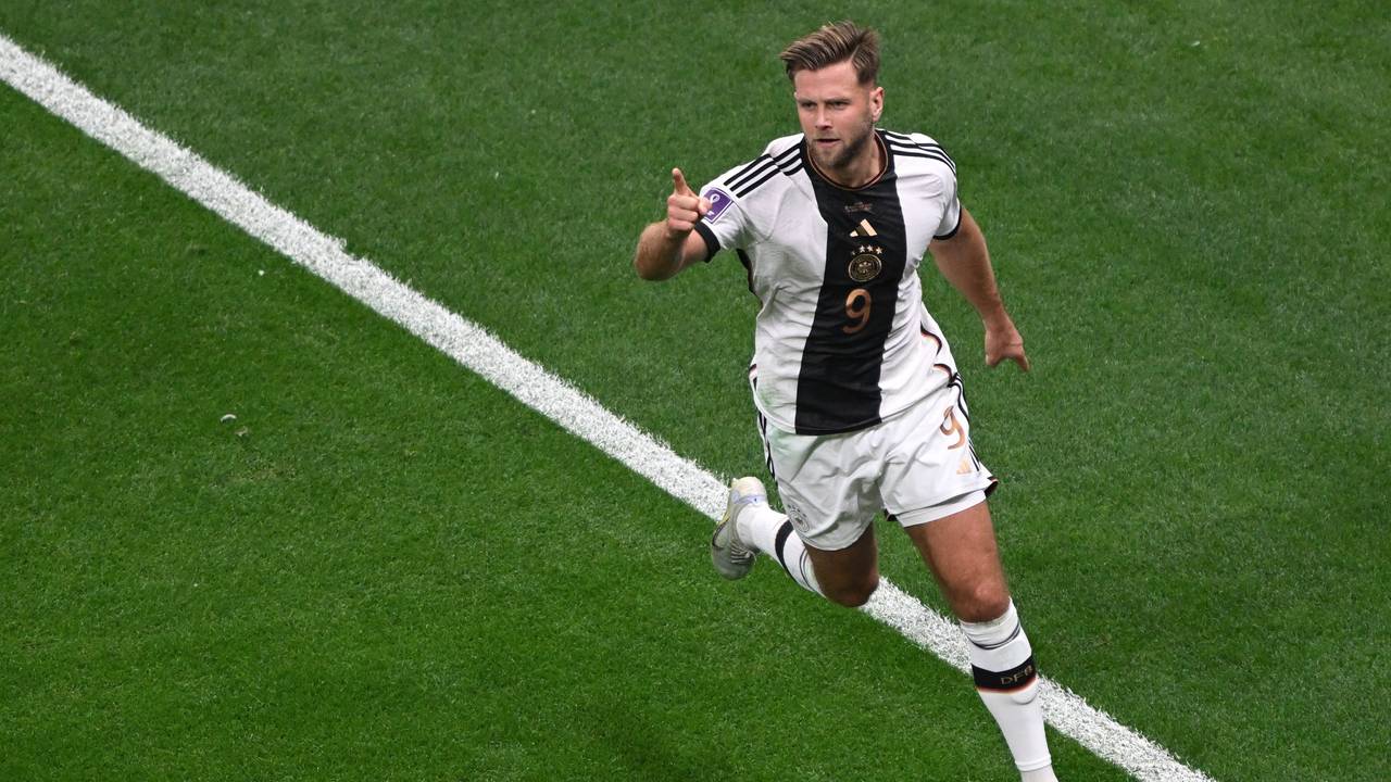 Niclas Füllkrug jubelt nach dem Tor zum 1-1.