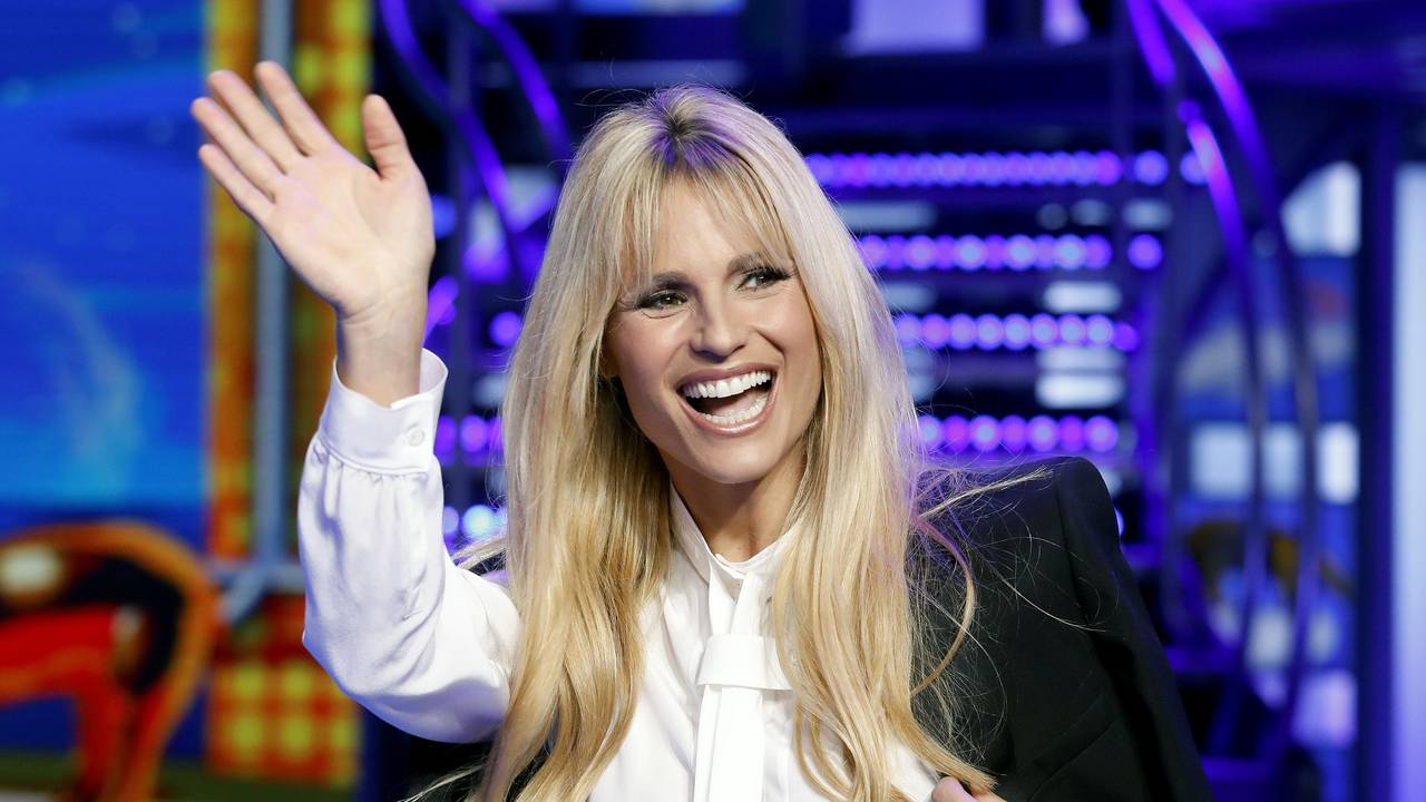 Michelle Hunziker, Moderatorin und Sängerin, winkt während eines Pressetermins.