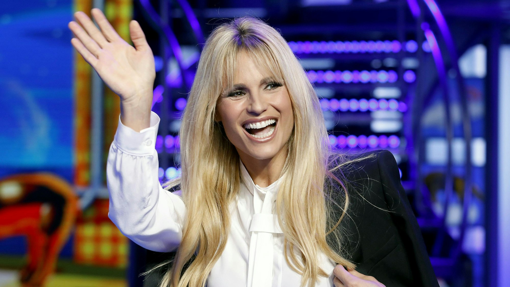 Michelle Hunziker, Moderatorin und Sängerin, winkt während eines Pressetermins.