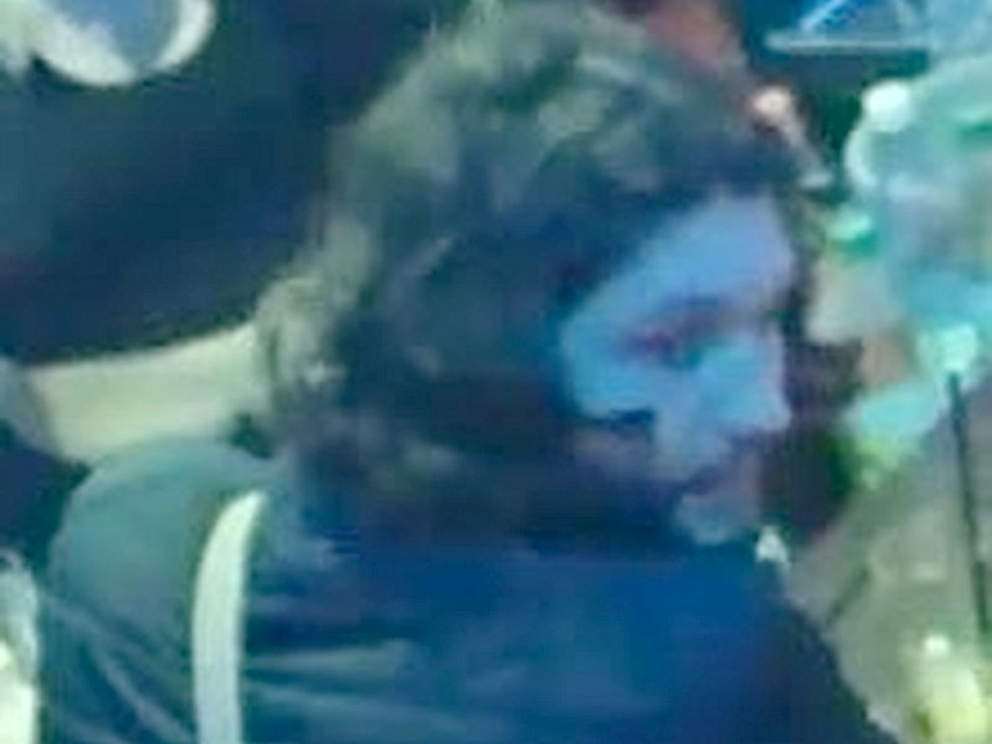 Fotos eines Gesuchten aus der Kölner Disko Roonburg. Die Polizei sucht nach ihm, weil er mit einem Messer einen anderen Mann schwer verletzt haben soll.